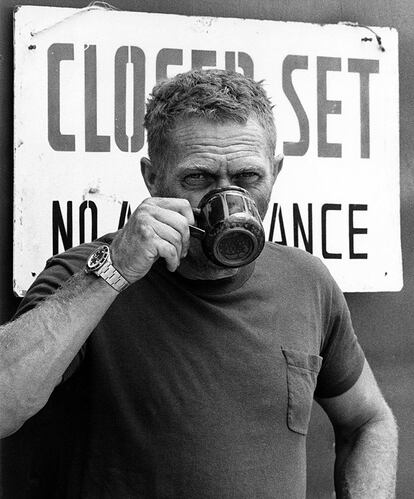 El actor Steve McQueen, fotografiado durante un descanso del rodaje de la película <i>Papillon</i>, mientras bebe café. La imagen está captada por Ron Galella en Jamaica en 1973, año en el que se estrenó el filme de Franklin J. Schaffner, protagonizado por Steve McQueen y Dustin Hoffman. Aunque el actor le puso condiciones a Galella para hacer la foto, en esa época se entraba a los rodajes con facilidad y no estaba ni mucho menos tan controlado como hoy donde es casi imposible colarse.