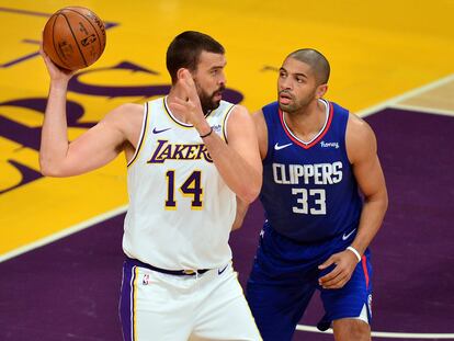 Marc Gasol protege el balón ante Batum.