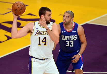 Marc Gasol protege el balón ante Batum.