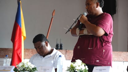 Felix Orlando Luna, vocero de los Espartanos, junto a William Carvajal, vocero de los Shottas, en la instalación de la mesa de paz, el 18 de julio en Buenaventura (Colombia).