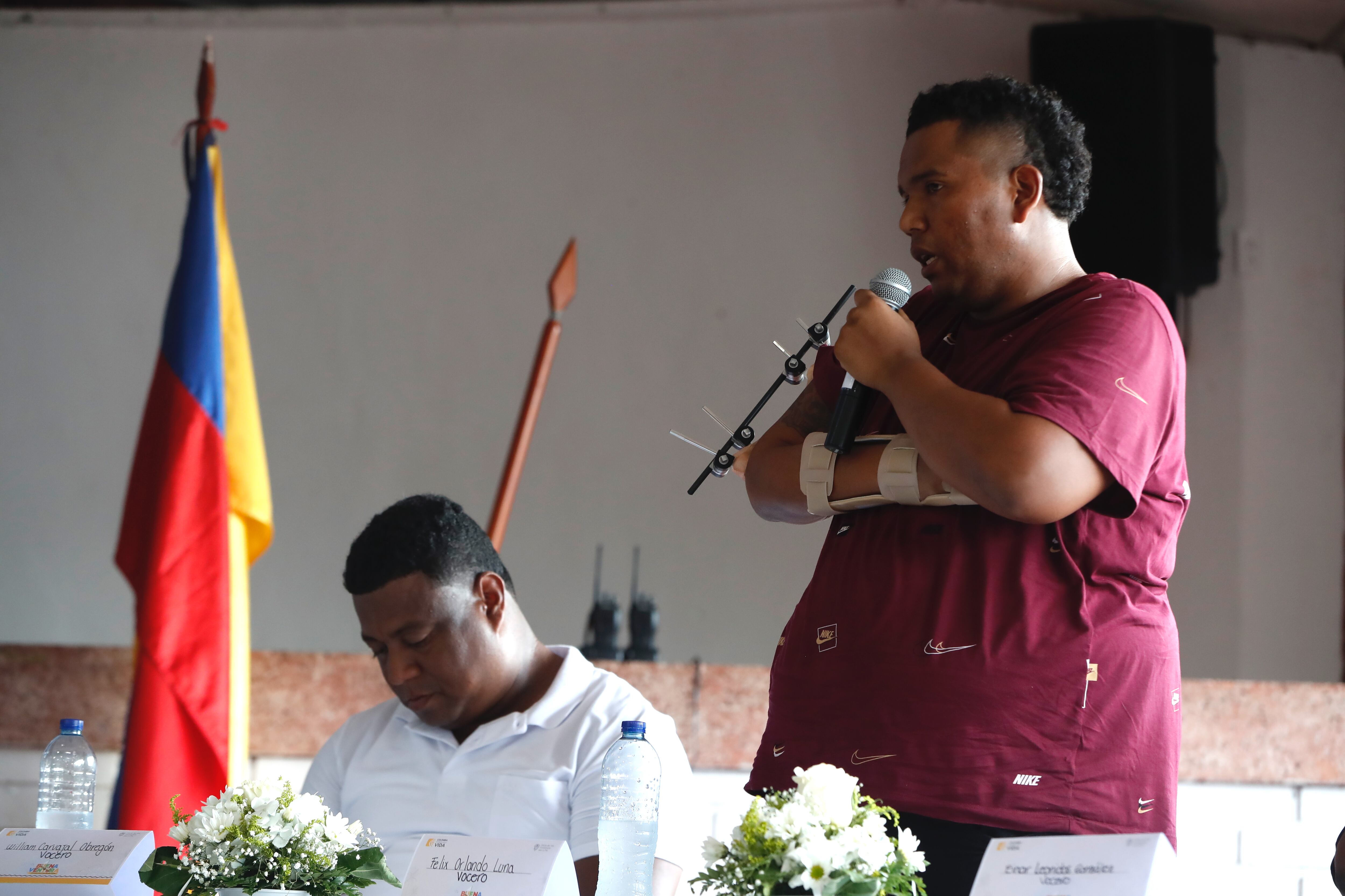 Felix Orlando Luna, vocero de una de las bandas, habla durante la instalación de la mesa de conversación  en Buenaventura (Colombia) el 18 de julio.