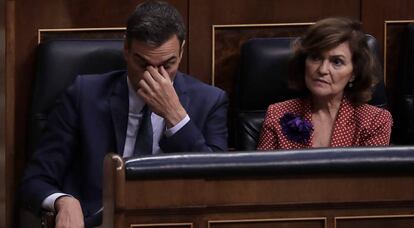 Pedro S&aacute;nchez y Carmen Calvo durante la sesi&oacute;n de investidura de hoy jueves.