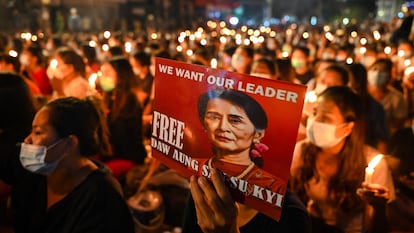 Manifestação em Yangon, Mianmar, pedindo a libertação da Aung San Suu Kyi, em março passado.