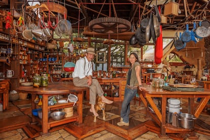 Marc de Beaufort y Alexandra Posada en el hogar y laboratorio gastronmico donde experimentan con distintas frutas para la creacin de vinos y destilados.