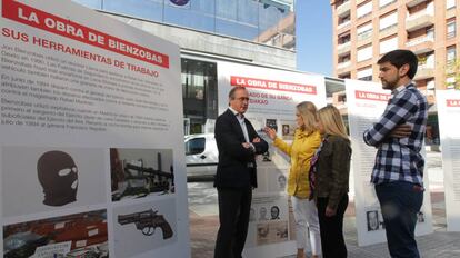 El presidente del PP vasco, Alfonso Alonso junto a los carteles.