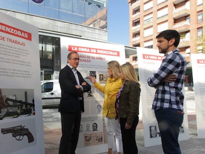 El presidente del PP vasco, Alfonso Alonso junto a los carteles.