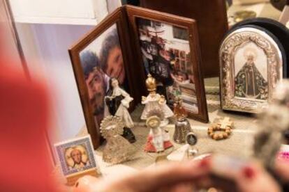 Un pequeño altar con vírgenes en su camerino.