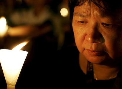 Una mujer sostiene una vela en Victoria Park, Hong Kong, durante una ceremonia en recuerdo de los estudiantes fallecidos en la matanza ocurrida el 4 de junio 1989 en la plaza pequinesa de Tiananmen