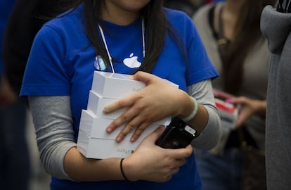 Una empleada de Apple en Palo Alto (California), por David Paul Morris (Bloomberg)