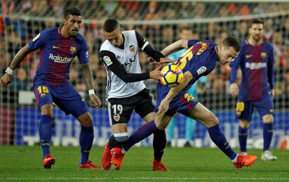 El delantero del Valencia Rodrigo Moreno disputa el balón ante dos jugadores del Barcelona, el belga Thomas Vermaelen y el brasileño Paulinho.