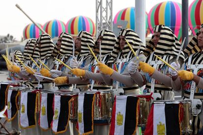 Miembros de una banda de música tocan durante la celebración de la feria EDEX 2018, en El Cairo (Egipto). El presidente egipcio, Abdelfatah al Sisi, inauguró este lunes la primera feria de defensa e industria militar del país, con la participación de 17 ministros extranjeros y delegaciones de 41 países.