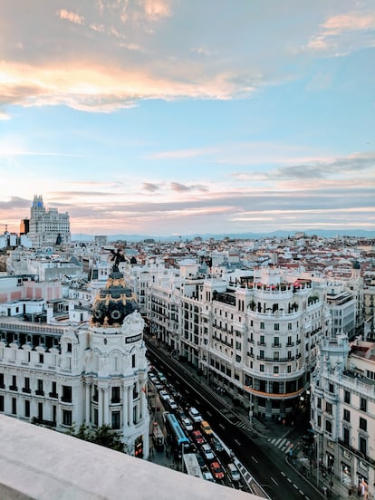 La terraza del Círculo de Bellas Artes (en la calle de Alcalá) ofrece una panorámica del principio de la Gran Vía.