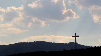 La cruz del Valle de los Caidos vista desde Guadarrama. 