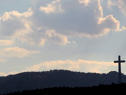 La cruz del Valle de los Caidos vista desde Guadarrama.