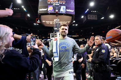 Luka Doncic abandona la cancha después de haber derrotado en casa a los Suns de Phoenix.