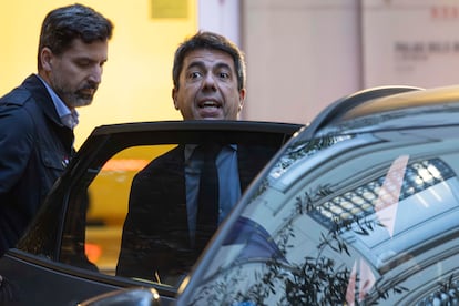 El presidente de la Generalitat Valenciana en funciones, Carlos Mazón, a su salida de Les Corts tras su comparecencia en la comisión de investigación de la dana, el martes.