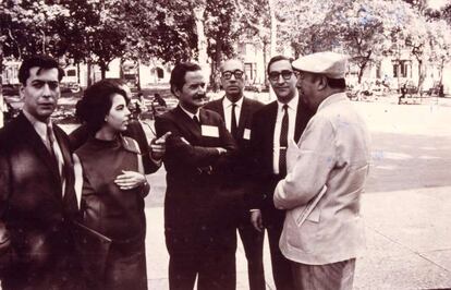 De izquierda a derecha, Mario Vargas Llosa, Patricia Llosa, Mario Benedetti, Juan Carlos Onetti, el crítico Emir Rodríguez y Pablo Neruda.