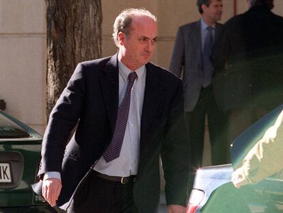 El juez Garc&iacute;a Castell&oacute;n, instructor del caso Gil, a su salida de la Audiencia Nacional en el a&ntilde;o 2000. 
