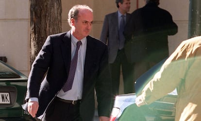 El juez Garc&iacute;a Castell&oacute;n, instructor del caso Gil, a su salida de la Audiencia Nacional en el a&ntilde;o 2000. 