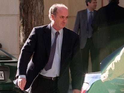 El juez Garc&iacute;a Castell&oacute;n, instructor del caso Gil, a su salida de la Audiencia Nacional en el a&ntilde;o 2000. 