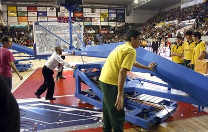 HANGA ROMPE EL TABLERO. En un ataque del Manresa, el húngaro Adam Hanga machacó el aro con las dos manos y el tablero se resquebrajó. El partido se paró 35 minutos hasta cambiar la canasta.