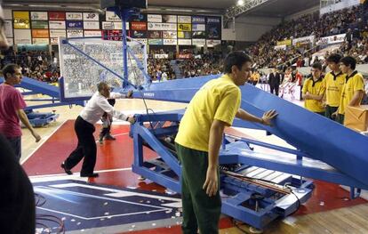 HANGA ROMPE EL TABLERO. En un ataque del Manresa, el húngaro Adam Hanga machacó el aro con las dos manos y el tablero se resquebrajó. El partido se paró 35 minutos hasta cambiar la canasta. 