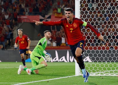 Morata celebra su gol a Escocia en La Cartuja de Sevilla