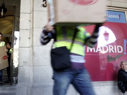 Guardias civiles durante el registro de la Junta del Distrito de Centro en 2007.