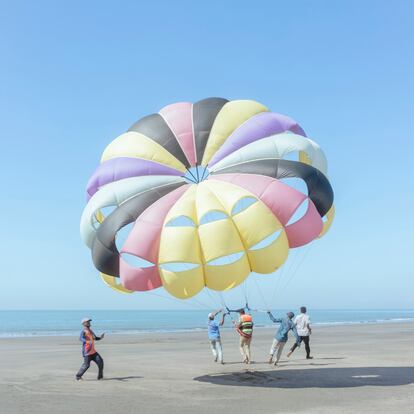 En la playa hay espacio para cualquier actividad imaginable, por ejemplo, aprender a volar en paracaídas.