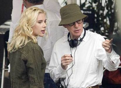 Scarlett Johansson recibe las instrucciones de Woody Allen en el rodaje de <i>Vicky Cristina Barcelona.</i>