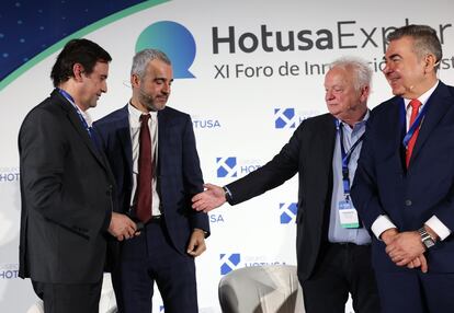 El consejero delegado de Ryanair, Eddie Wilson, saluda al presidente de Aena, Maurici Lucena, el pasado 20 de enero en el Foro Hotusa Explora. Junto a ellos, el CEO de TAP Air, Luis Rodrigues, y Carlos Bertomeu, presidente de Air Nostrum.