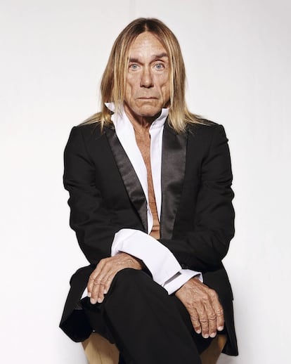 <p>Iggy Pop (Muskegon, Michigan, 1947) padrino del punk y ejemplo de sobrevivir a una vida muy, pero que muy salvaje. Hoy, su silueta es absolutamente reconocible. Y esa silueta casi siempre camina sin parte de arriba. <br /><strong>¿Su truco?</strong> Haber dejado atrás las sustancias poco recomendables. Como él mismo reveló a ICON durante una entrevista publicada en nuestro número 15: “Estoy en paz. Tengo una relación con el mar. Ya sabes: el mar lo cura todo. ¡Tengo un descapotable, tengo una novia, una casa y me mudé a Miami". No parece barato, no.</p>