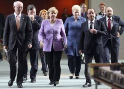(i-d) El presidente del Consejo Europeo, Herman van Rompuy; el presidente de la Comisión Europea, José Manuel Durao Barroso; la canciller alemana Ángela Merkel; la presidenta de Lituania, Dalia Grybauskaite; el presidente de Francia, François Holande; y el presidente del Parlamento Europeo, Martin Schulz, durante la Conferencia para el Empleo juvenil celebrada en Berlín (Alemania).
