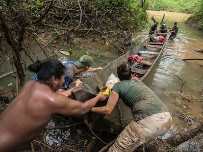 Cineastas e indígenas rama preparan un cayaco para realizar un patrullaje en la Reserva del Indio Maíz.