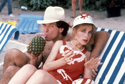 John Kapelos y Blanche Baker tomando el sol en la película '16 velas' (1984).