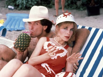 John Kapelos y Blanche Baker tomando el sol en la película '16 velas' (1984).