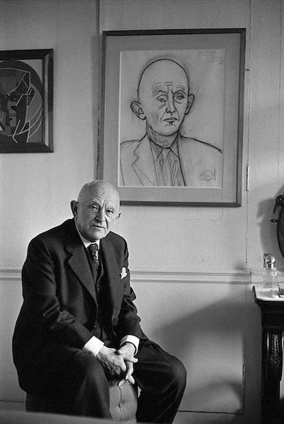 Daniel-Henry Kahnweiler (1884-1979), en París en 1960 ante uno sus retratos de Picasso.