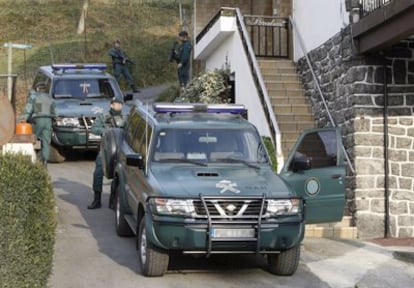 Agentes de la Guardia Civil, durante un registro efectuado en un domicilio de Hernani, donde han sido detenidas tres personas relacionadas con ETA.