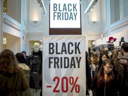 Compras en Valencia durante las rebajas del &#039;Black Friday&#039;.