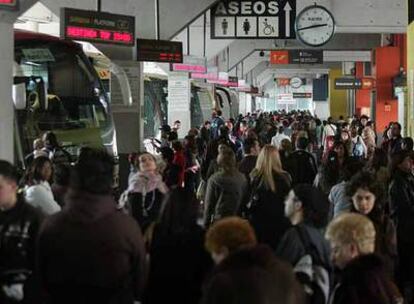 Viajeros de la Estación Sur de autobuses esperan ayer la salida de los vehículos hacia sus destinos.