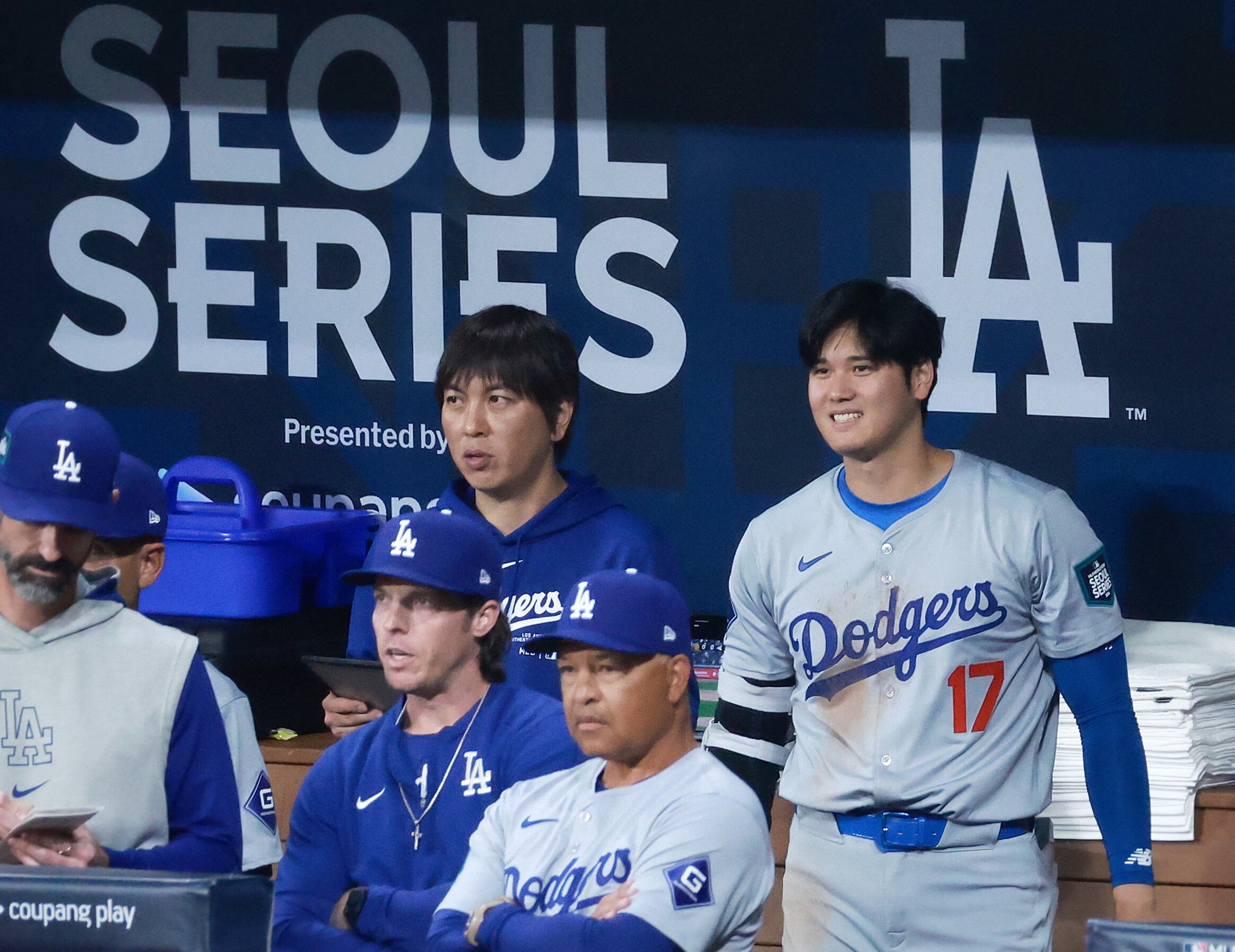 Mizuhara era el hombre más cercano a Ohtani. En la imagen, el traductor está sentado junto al pícher en el dugout de los Dodgers en una gira de pretempora por Seúl. 