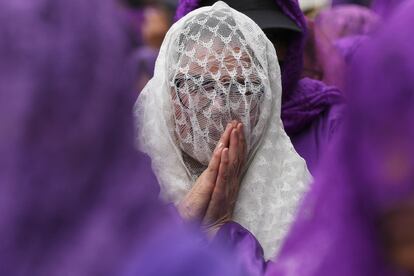Una mujer reza durante la procesión de Jesús del Gran Poder, en Quito (Ecuador).