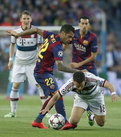 Dani Alves lluita la pilota amb Juan Bernat.