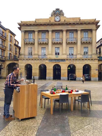 IÑIGO LAVADO CON SU CAJA RESTAURANTE EN LA PLAZA DE LA CONSTITUCIÓN DE SAN SEBASTIÁN 