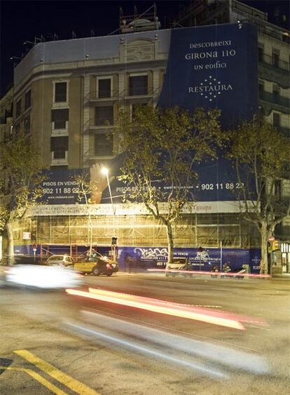 Edificio en construcción en la calle València con Girona.