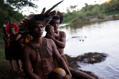 Diariamente, desde o desastre em Brumadinho, os índios da aldeia Naô Xohã vão ao rio avaliar a situação, como nesta foto registrada nesta segunda-feira, 28 de janeiro, já que os peixes que pescam no Paraopeba são a base da alimentação das cerca de 80 pessoas que moram no local. O cacique Háyó explicou ao Cimi que mesmo quando o rio enche as águas não chegam na parte da aldeia onde os indígenas decidiram permanecer. "Entendendo que estão seguros e observando de longe o rio, preferem se manter perto das plantações, terreiros e moradias", informou o Conselho, em nota.