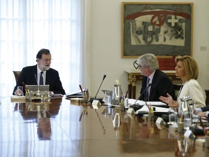 Spanish PM Mariano Rajoy (left) at Saturday’s emergency Cabinet meeting.