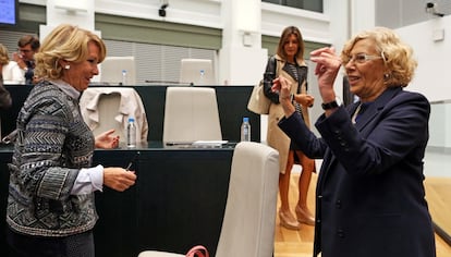 Octubre de 2015 Esperanza Aguirre (i), portavoz del PP en el Ayuntamiento de Madrid, conversa con la alcaldesa de la capital, Manuela Carmena, durante un pleno.