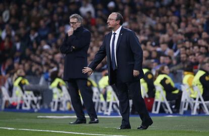 Rafael Benítez (d) y Laurent Blanc, durante el partido.