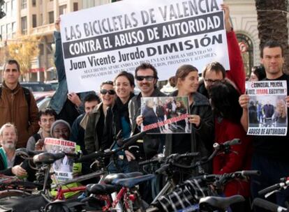 Los participantes en la protesta por la retirada de bicis, esta mañana ante el Ayuntamiento de Valencia.
